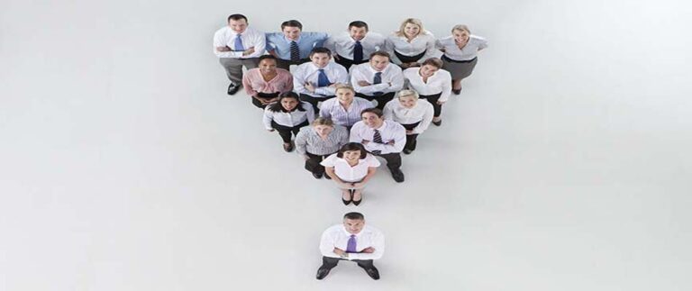 People forming a triangle - Sales Cycle Management: the Salespeople