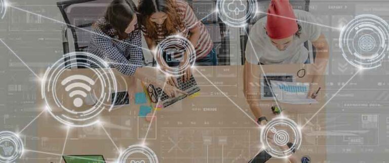 Workers on computers - Capitalizing on the Digital Customer Experience