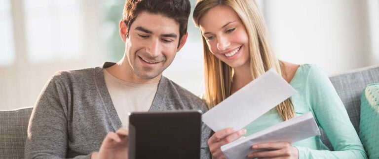 Couple paying bills online - reat Customer Service in Insurance Starts with Great Communications